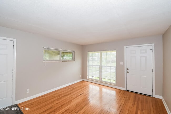 Foto del edificio - 6533 Burgundy Rd S