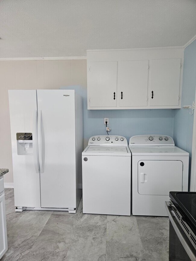 Building Photo - New Listing