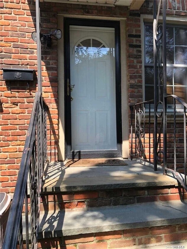 36 Harding Ave, Roslyn Heights, NY 11577 Townhome Rentals in Roslyn