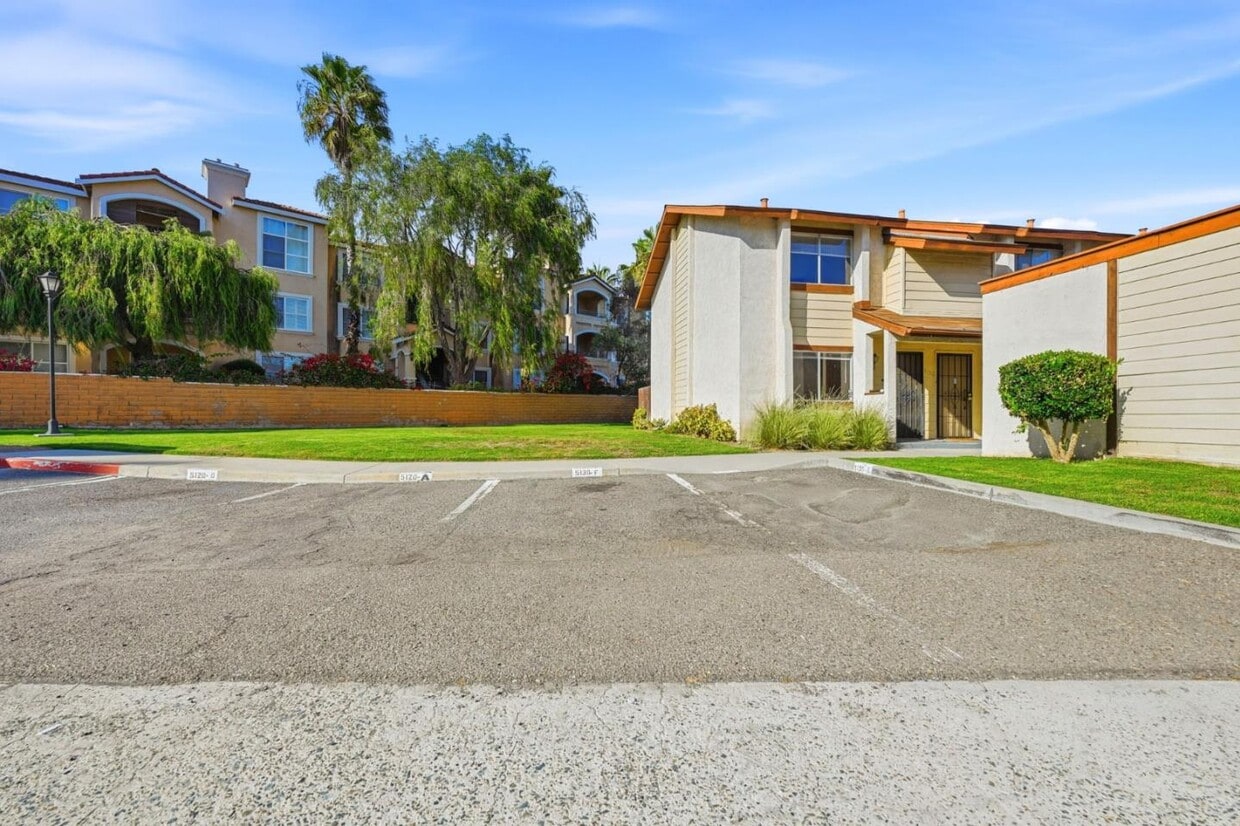 Foto principal - 5130 N River Rd