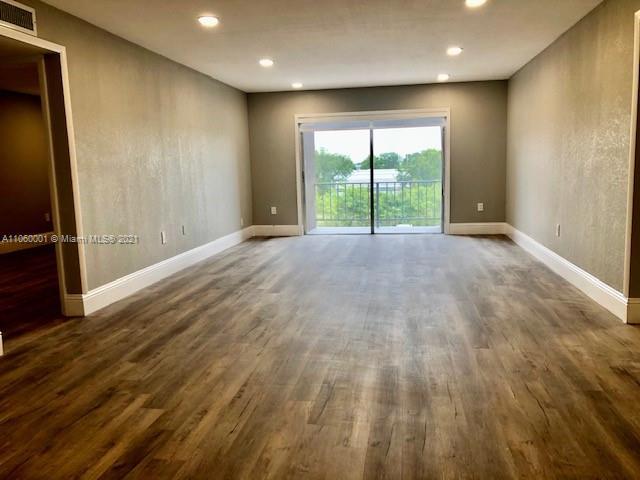 Large liv rm with new flooring - 9417 SW 76th St