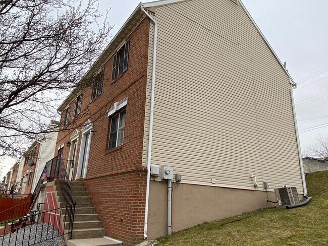 Foto del edificio - 819 Donnelly St