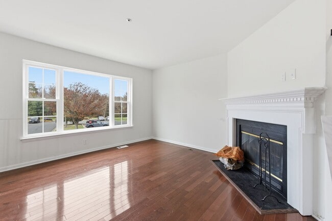 Building Photo - Lovely 3 BR/2.5 BA Townhome in District He...