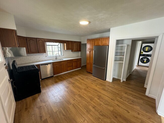 Building Photo - Spacious Retreat: Rent Your Newly Renovate...