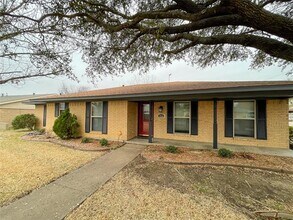 Building Photo - 1714 Crescent Dr