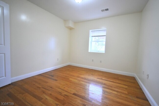 Foto del edificio - 232 Shephard Ave