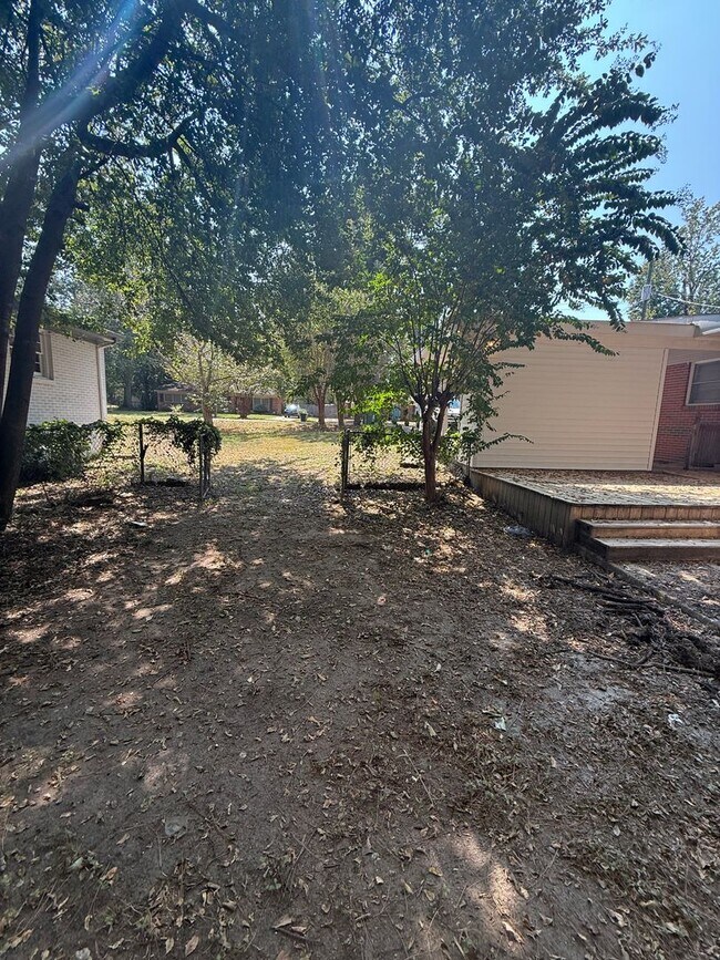 Foto del edificio - ** 3 Bed 2 Bath located off Perry Hill rd ...