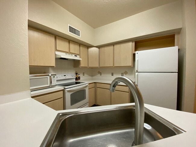 Building Photo - 2 br, 2 bath House - 831 Camargo Way #306