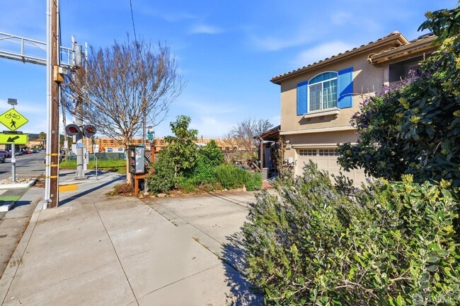 Building Photo - 820 Almar Ave