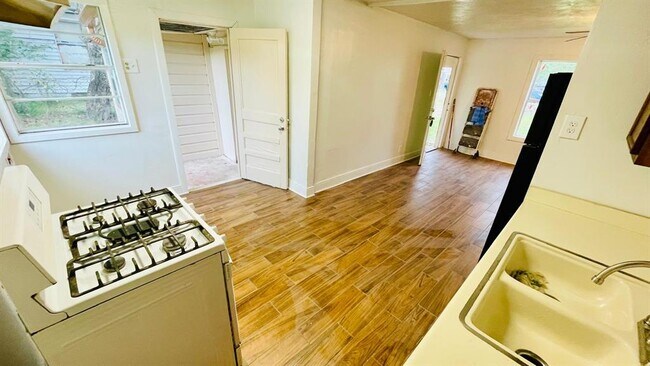 Foto del edificio - 1745 Rivercrest St