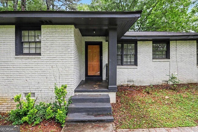 Foto del edificio - 3743 Poplar Dr