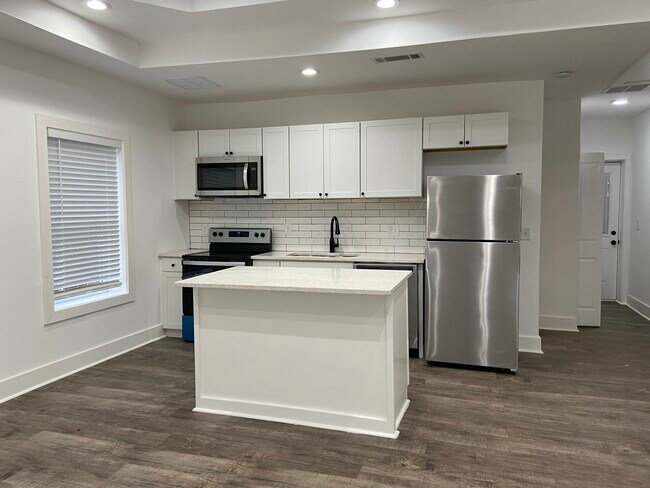 Open concept kitchen - 1878 Tremont Dr NW