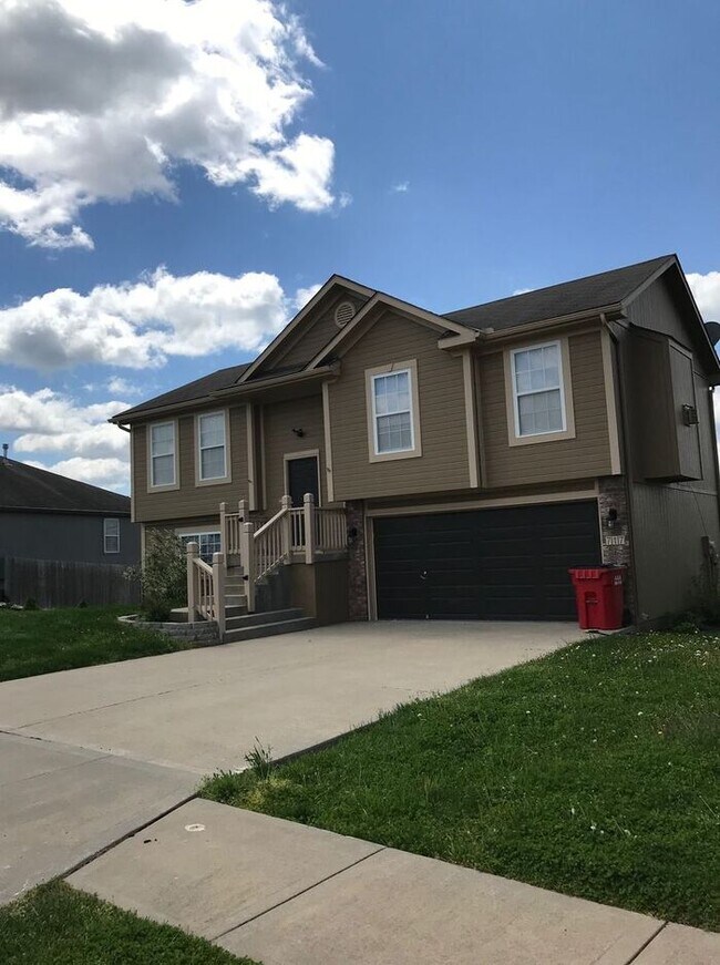 Foto del edificio - LOVELY 3 bd / 2.5 ba GRAIN VALLEY HOME $15...
