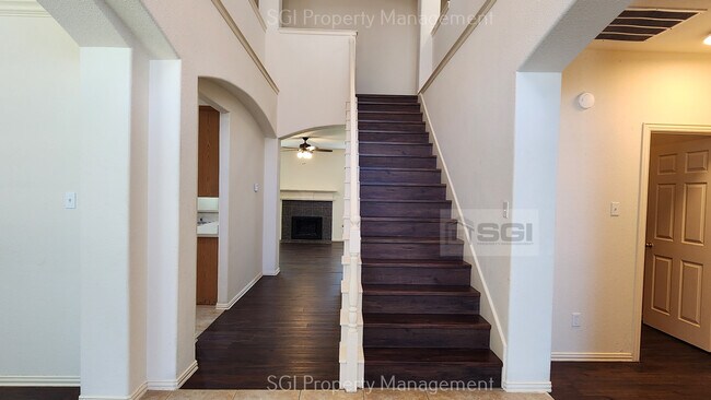 Foto del edificio - Corner lot with massive yard!