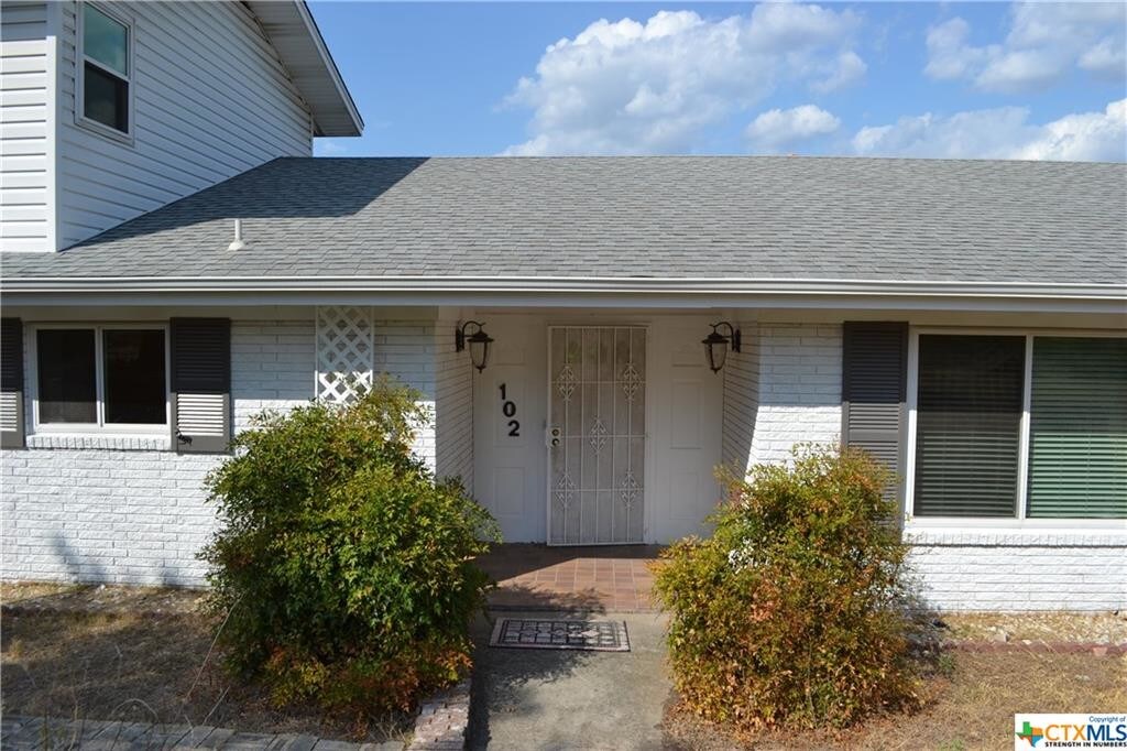 Primary Photo - 102 E Mimosa Cir