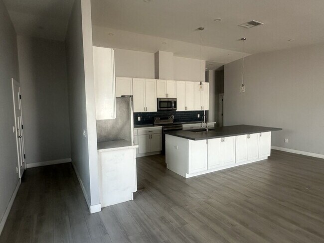 Foto del edificio - 2527 E Broadway Rd