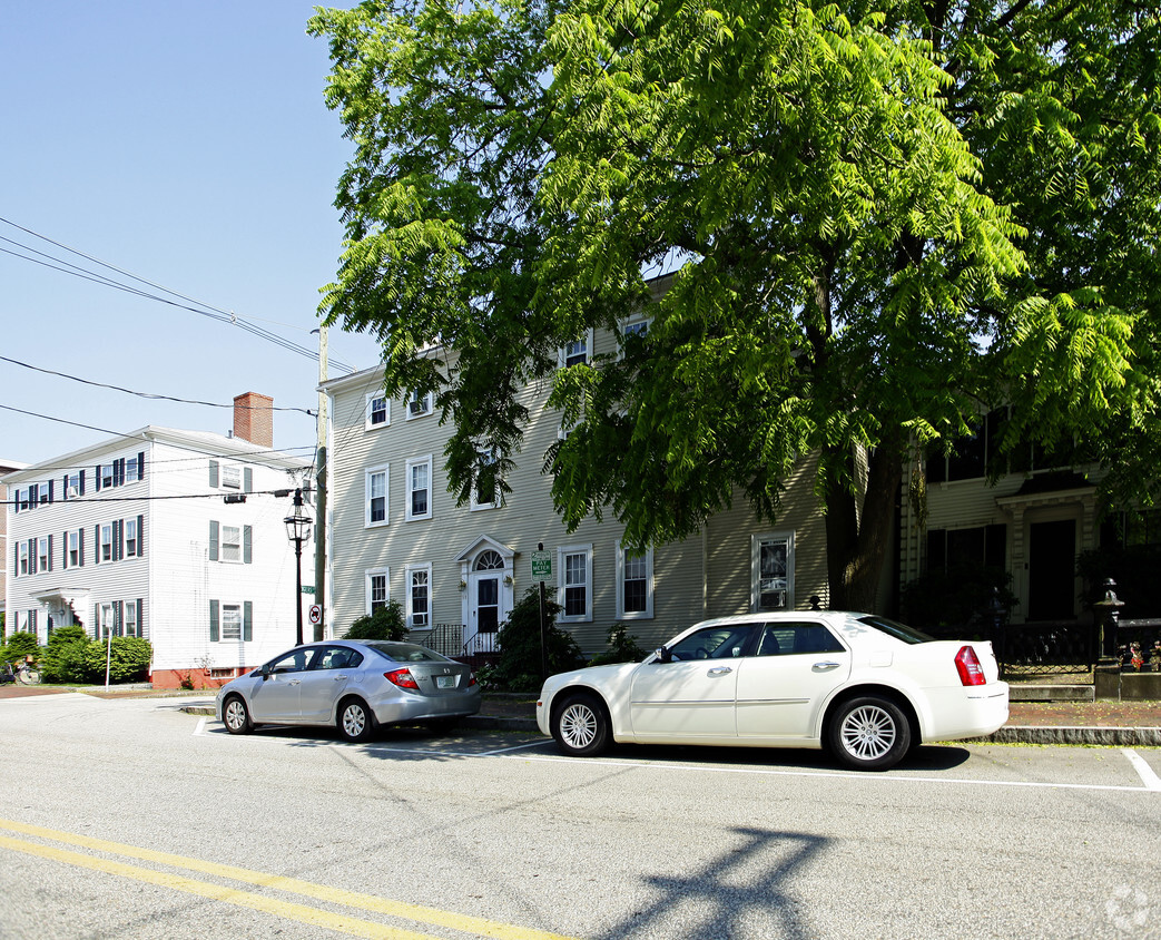 Building Photo - 98 Court St