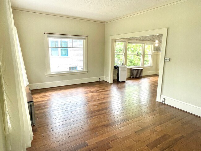 Foto del edificio - Gorgeous Rose City Park 4 bed Craftsman