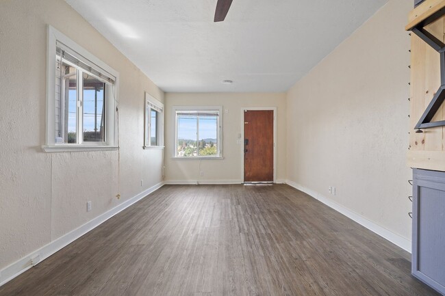 Building Photo - Updated Bremerton Home with Modern Touches