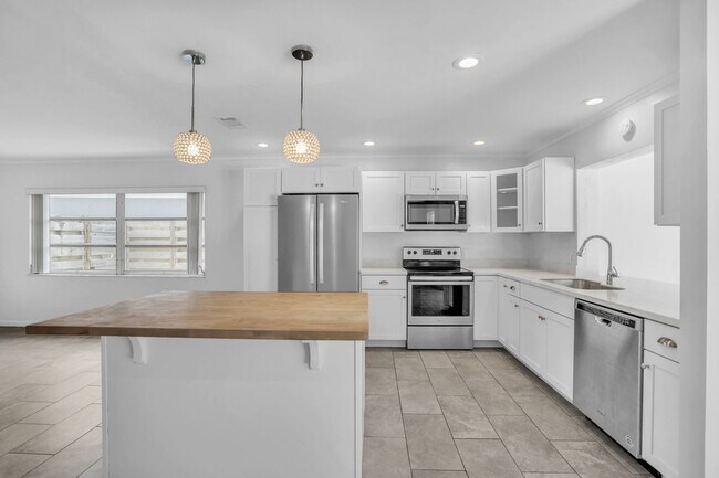 Building Photo - RARELY AVAILABLE!  3BED/2BATH POOL HOME FOR RENT-SARASOTA, FL $3195.00
