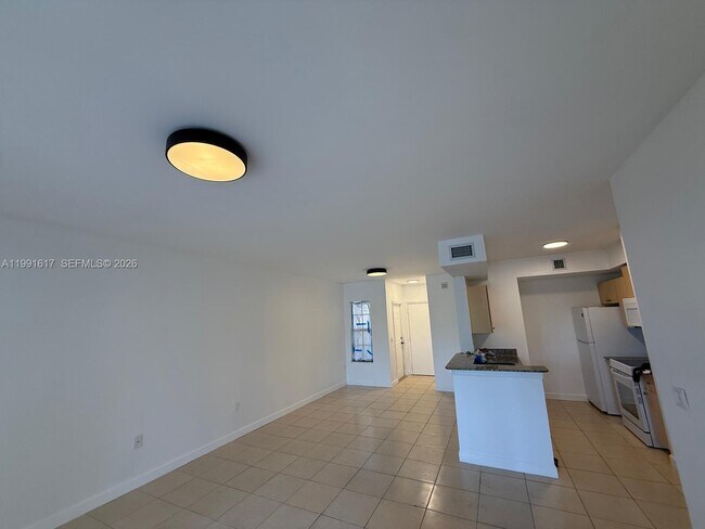 Foto del edificio - 2493 Centergate Dr