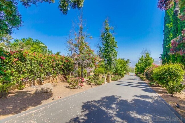 Building Photo - 145 La Cresta Heights Rd