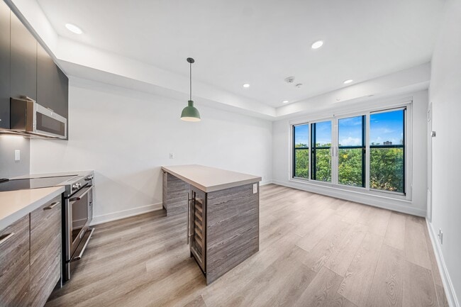 Building Photo - 484 Spadina Ave.