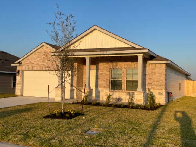 Building Photo - 1700 Robinson Dr