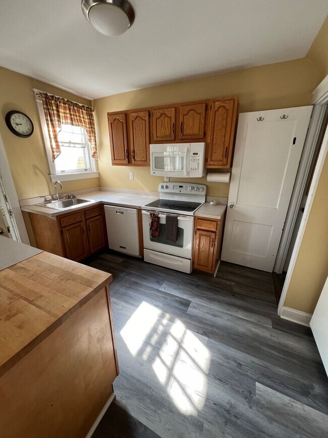 Building Photo - Spacious 3 Bedroom, 1 Bathroom with Off St...