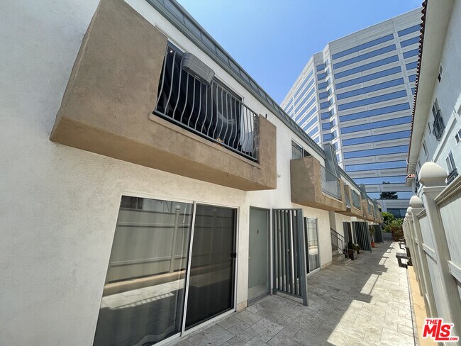 Foto del edificio - 1218 McClellan Dr