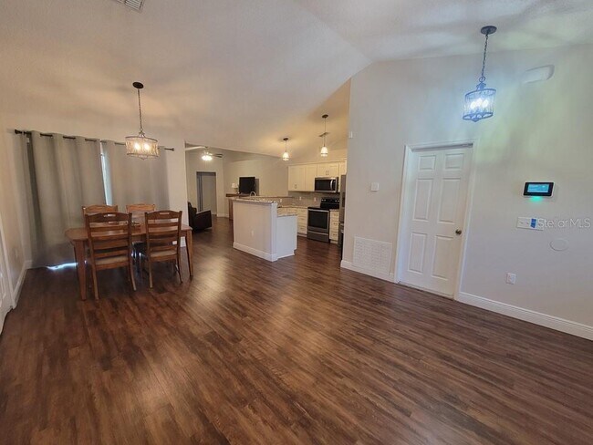Foto del edificio - 6371 Shadydale Ave