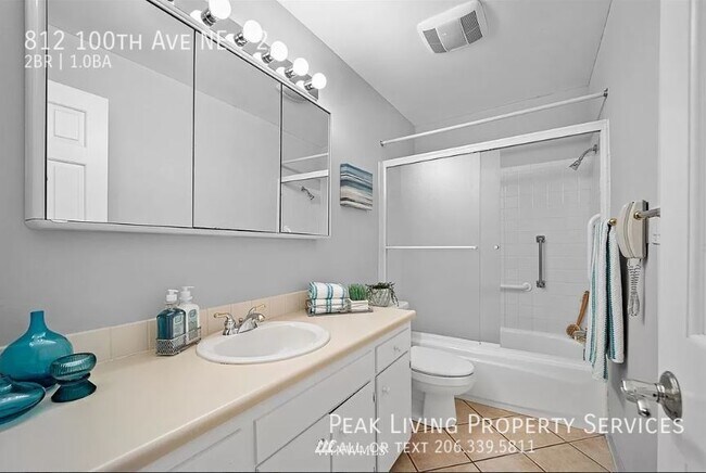 Building Photo - 812 100th Ave NE #2