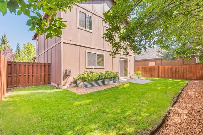 Building Photo - 3/2.5 home in SE Bend close to shopping an...