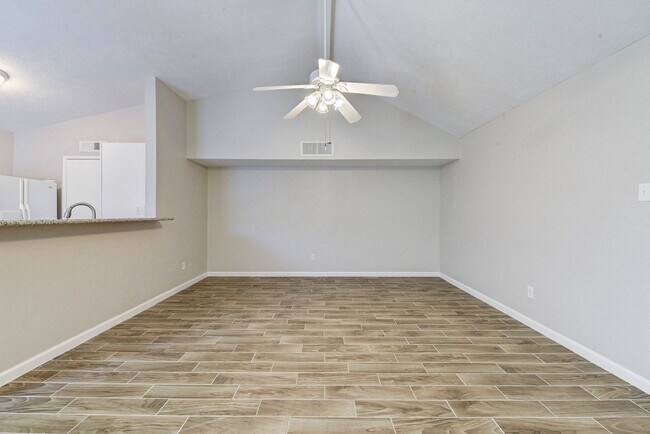 Building Photo - Spacious Home in Hockley – Move-In Ready!
