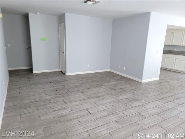 Building Photo - GORGEOUS NW HOME WITH AN OPEN FLOORPLAN!!