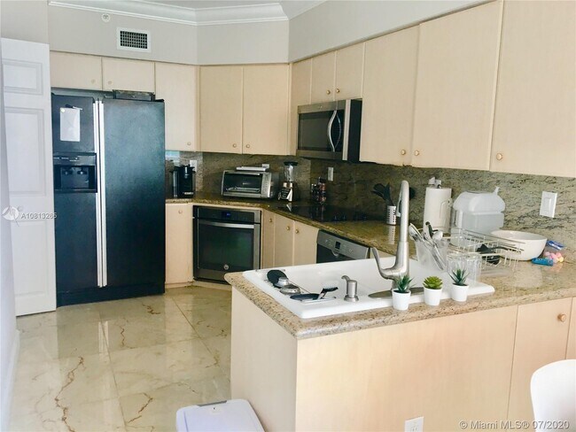 Foto del edificio - 3370 NE 190th St