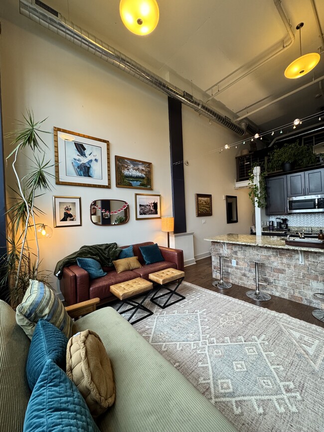 Livingroom - 715 N Graham St