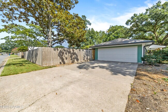 Building Photo - 124 S Locksley Dr