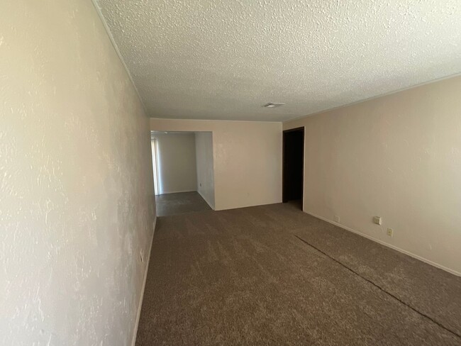 Foto del edificio - 3 bed, 1 1/2 bath, 2 car garage