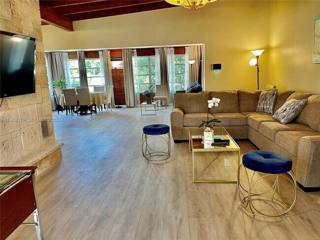 Foto del edificio - 14155 Old Cutler Rd