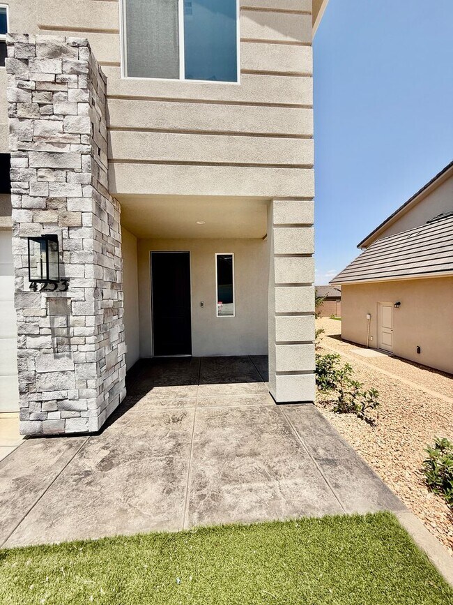Foto del edificio - BRAND NEW Four Bedroom Townhome in Desert ...