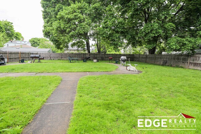 Building Photo - 24 Brent St