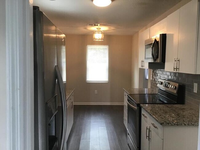 Building Photo - 3216 Hillsview Dr