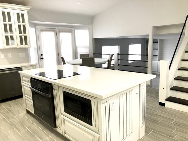 Building Photo - 586 E 150 S