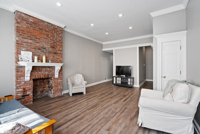 Photo - 2221 Jane St House