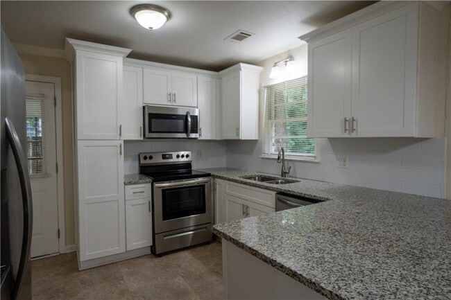 Building Photo - 6593 Dunwoody Trail