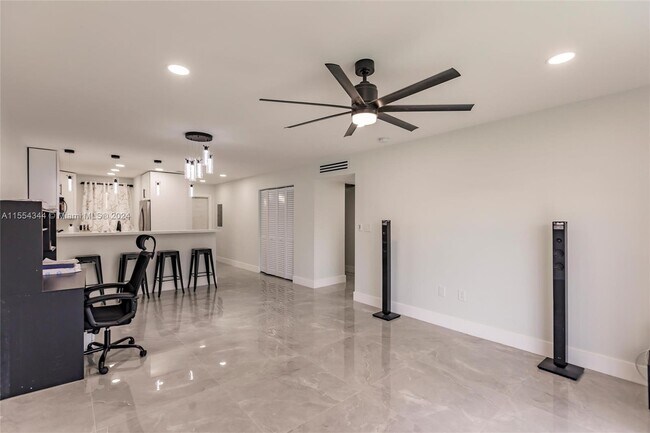 Building Photo - 807 W Oakland Park Blvd