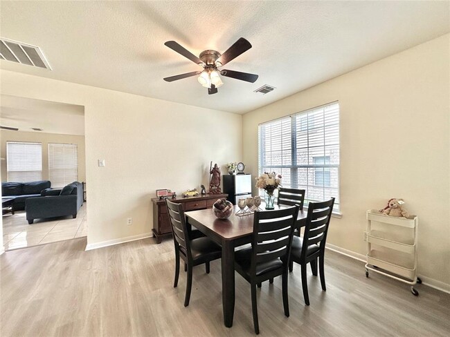 Foto del edificio - 2214 Bristol Bend Ln