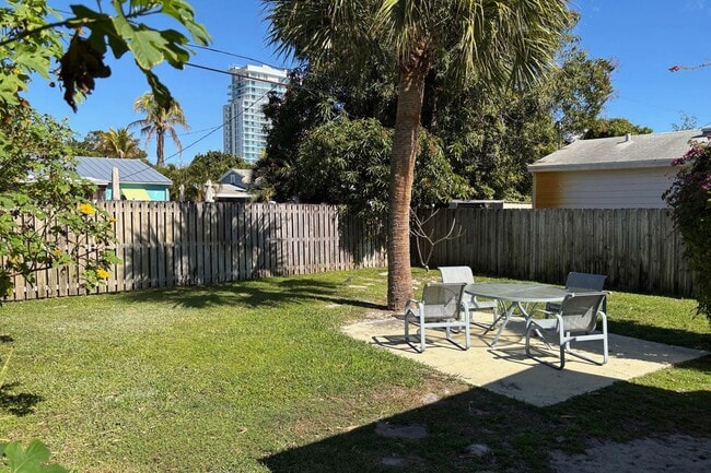 Building Photo - 419 43rd St