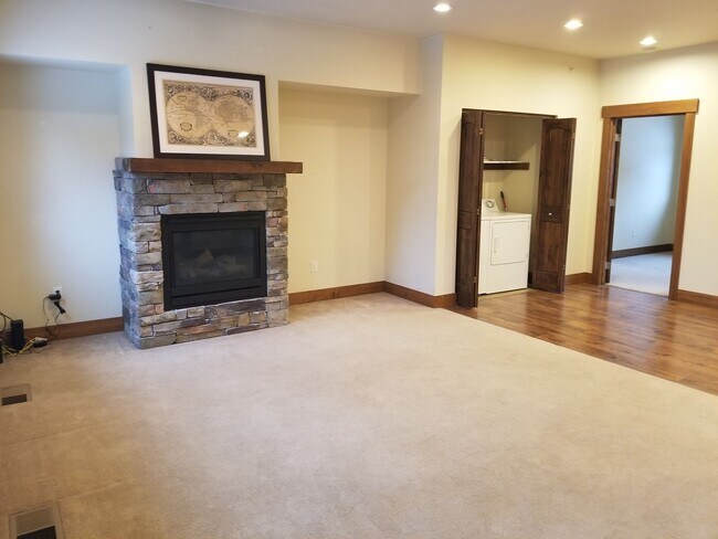Foto del edificio - Alta View 2 bedroom 2.5 Bath with Fireplace